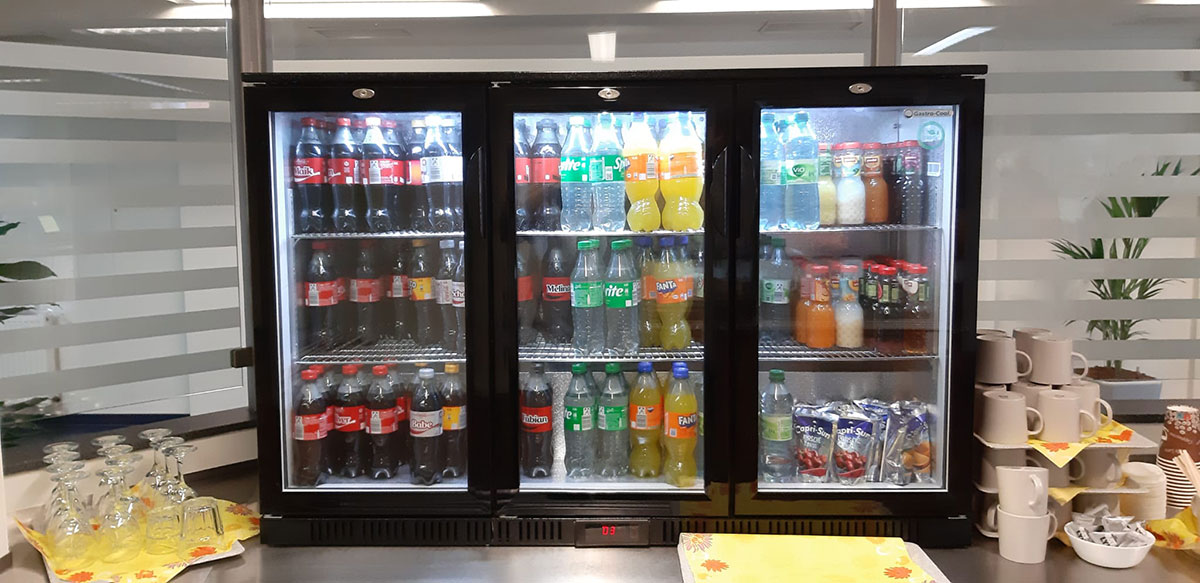 Kühlschrank mit diversenSoft-Drinks, Saft und Capri-Sonne