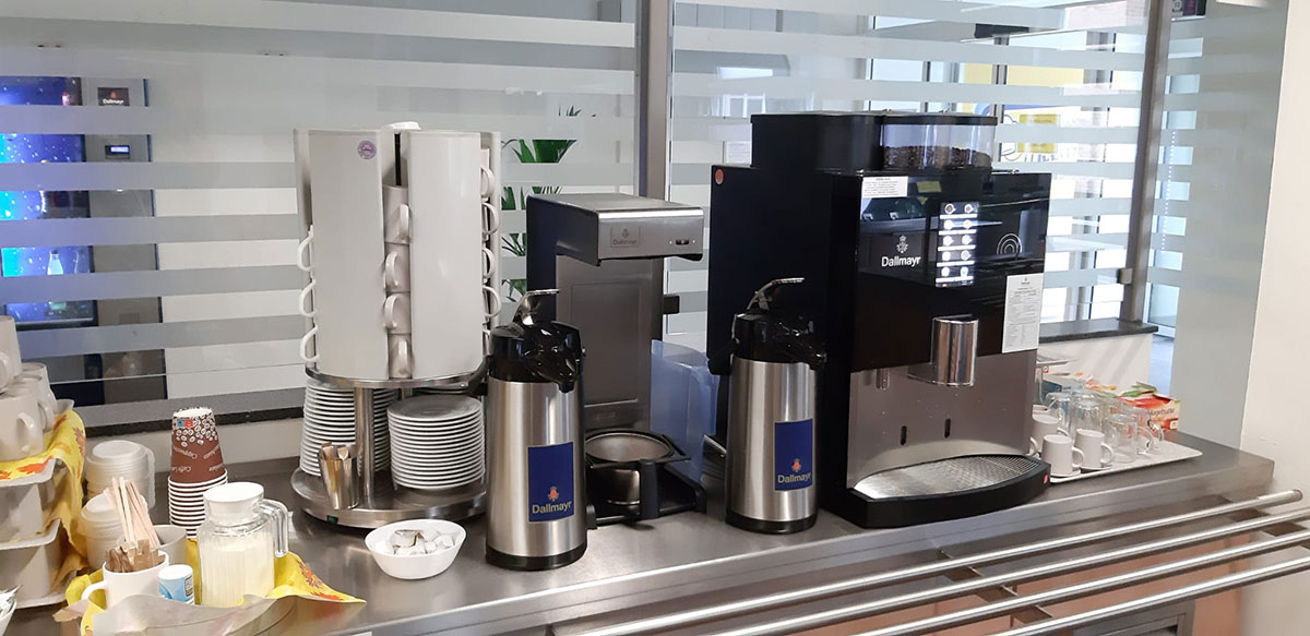Kaffe-Bar mit Filterkaffee und Kaffeautomat