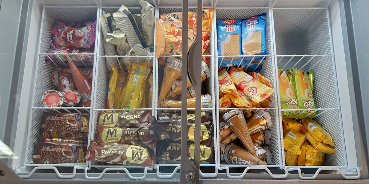 Kühlschrank mit Monster Energy Drinks