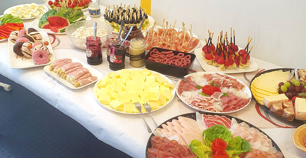 Buffet im Gästeraum Buffet im Gästeraum