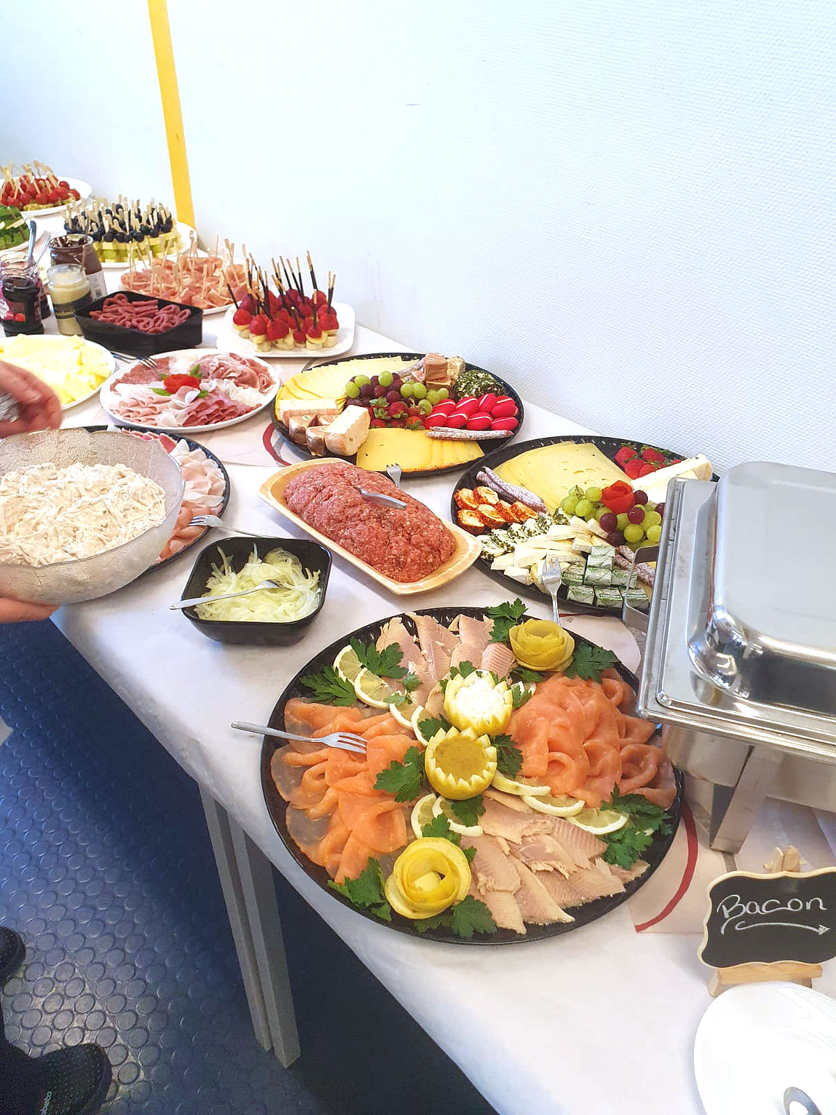 Verschiedene Platten Buffet im Gästeraum Verschiedene Platten Buffet im Gästeraum