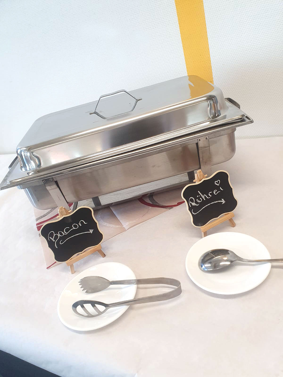 Rührei mit Bacon vom Buffet im Gästeraum Rührei mit Bacon vom Buffet im Gästeraum