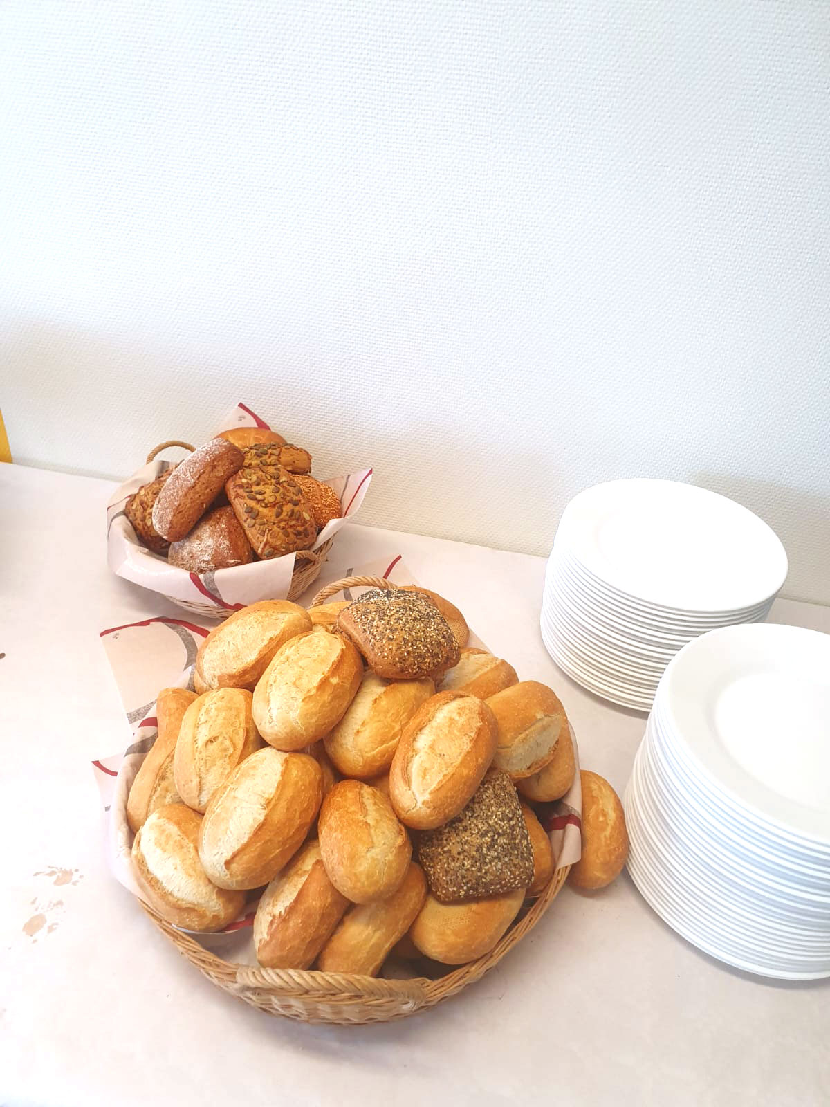 Brötchenkorb auf dem Buffet im Gästeraum Brötchenkorb auf dem Buffet im Gästeraum