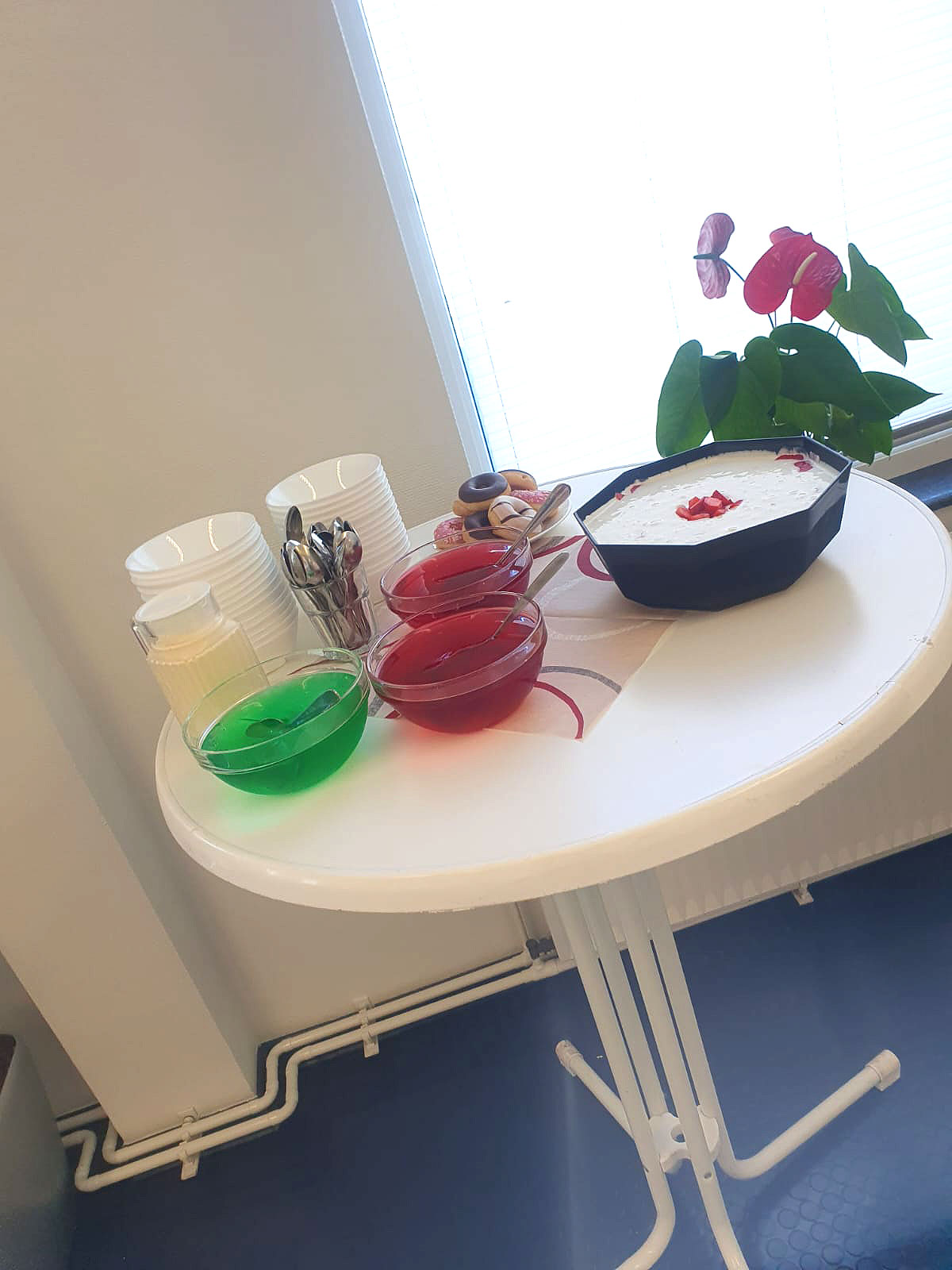 Nachspeisen vom Buffet im Gästeraum Nachspeisen vom Buffet im Gästeraum