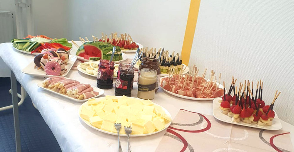 Buffet im Gästeraum Buffet im Gästeraum