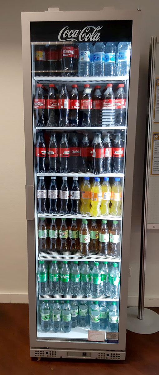 Kühlschrank mit diversenSoft-Drinks