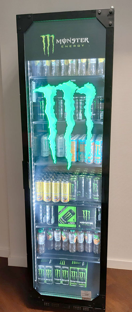 Kühlschrank mit Monster Energy Drinks