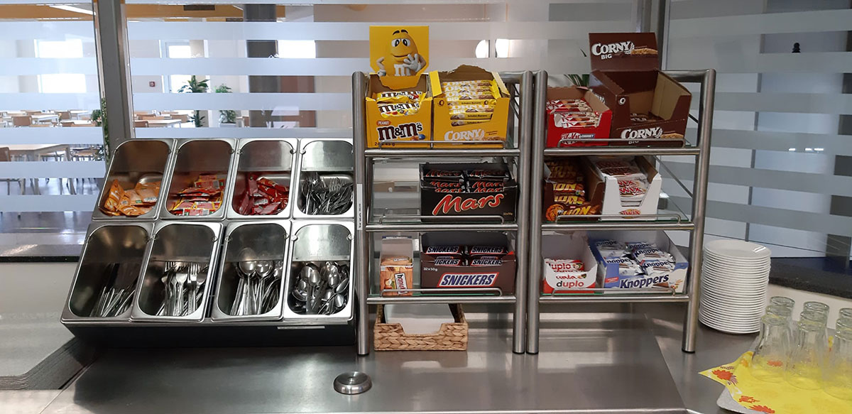 Kühlschrank mit Monster Energy Drinks